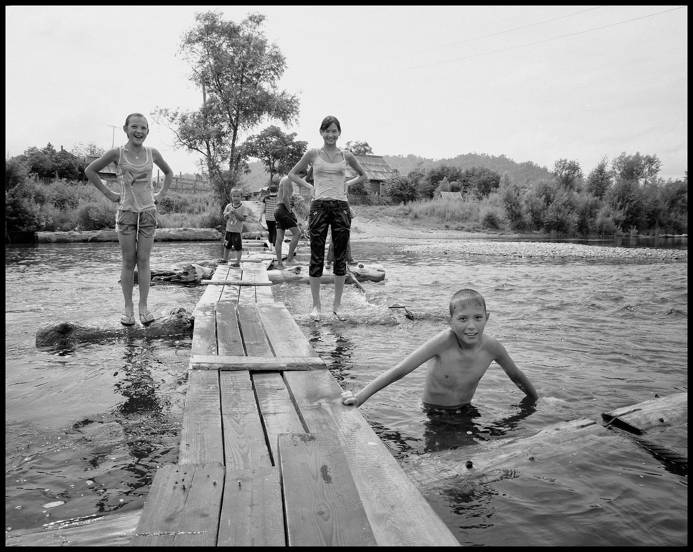 Купание в деревне. Мальчики купаются в реке. Мальчишки на реке. Советские дети на реке. Мальчик на реке.